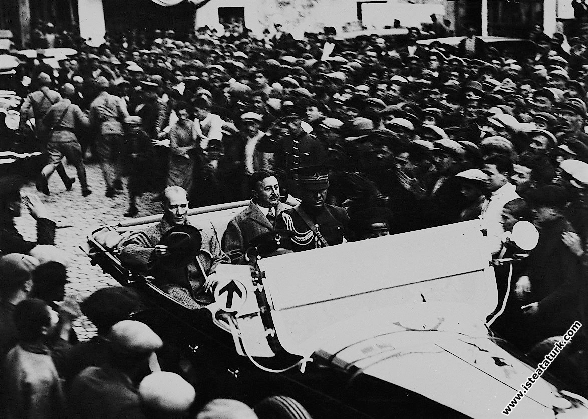 Mustafa Kemal Atatürk'ün Samsun'da İçişleri Bakanı Şükrü Kaya ile belediyeden ayrılması. (24 Kasım 1930)